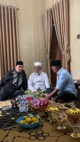 Silaturahmi dengan ulama kharismatik Abuya Murtadho Dimyati Cidahu Pandeglang. Terimakasih Abuya atas nasihat dan wejangan untuk Andra Soni - Dimyati. #andrasoni #dimyati #bantenmaju #dimyatinatakusumah 