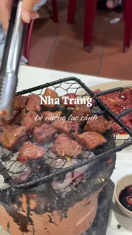Tên là bò nướng “lạc cảnh”, ai ngờ thật. Vừa ăn vừa cay xè mắt vì khói thấy tổ tiên ạ. Nhưng may là ăn hợp nên được tha thứ :)) nếu không khói đến vậy có lẽ tui sẽ ăn nhiều hơn nữa chứ không dừng cuộc chơi sớm thế. #nhatrang #diadiemanuong #amthucvietnam #beef #FoodTok #vietnamesefood  