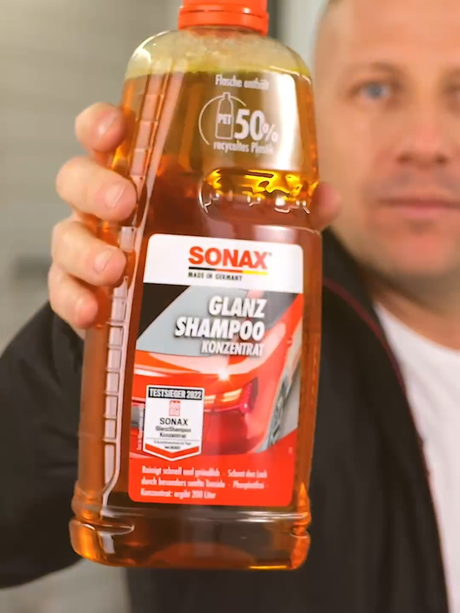 Atenção, Detailer! Apresentamos o Gloss Shampoo Sonax, o seu novo aliado na limpeza automotiva de qualidade superior! Com pH neutro e fórmula multifacetada, este detergente de alta qualidade é perfeito para profissionais da estética automotiva e entusiastas do cuidado com o carro. Imagine o carro do seu cliente brilhando como nunca antes! O Gloss Shampoo garante uma limpeza eficaz em diversas superfícies, deixando um brilho intenso e duradouro. Com rendimento de até 200 litros por garrafa, sua eficiência é incomparável. Não espere mais pelo clima perfeito para lavar o carro! Com o Gloss Shampoo SONAX, você pode limpar sob o sol sem preocupações. Invista no melhor em limpeza e cuidado automotivo. Adquira já o seu Gloss Shampoo e surpreenda-se com os resultados! #carwhash #lavarapido #lavajato #lavacar #esteticaautomotiva #carcareproducts #carclean