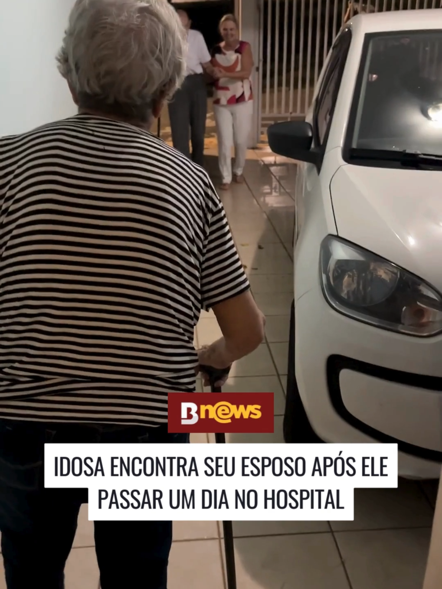 🥰Uma idosa foi flagrada esperando ansiosamente o retorno de seu marido do hospital, uma cena que encantou os internautas. O momento comoveu a todos por mostrar o amor entre o casal, ainda mais porque o idoso estava voltando de uma internação devido a uma infecção. Créditos: @ana_belotto (ig) / @myhoodbr #entretênews #bnews #famosos #entretenimento #tiktok #fy