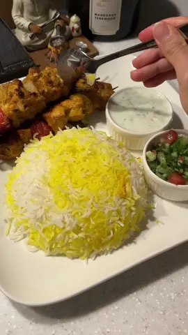 أكثر شي يمي 🧍🏻‍♀️✨ شيش طاووق ايراني الطريقه :  🍢 - مكعبات دجاج - ليمون  - زيت زيتون - منقوع زعفران  - بصله مفرومه  - البهارات ( بابريكا حلوه - ملح - فلفل اسود - خلطه بهار مشكل - ثوم مطحون - فلفل احمر )  - زبادي  - شووي معجون طماطم  الدجاج لازم يتتبل لساعه وفوق ⚠️ نشوي الدجاج داخل الفرن على حراره عاليه  - بالنسبه للرز نسويه نص استواء بعدين نفصله عن الماي و نحط فوقه منقوع زعفران و نخليه يستوي (يتهدر بلهجتي ) على نار هاديه …… الصوص : زبادي - ملح - فلفل اسود - ليمون - بقدونس  ……. السلطه : خيار - طماطم - بقدونس - بصله صغيرة جدا - ليمون - ملح وفلفل اسود 