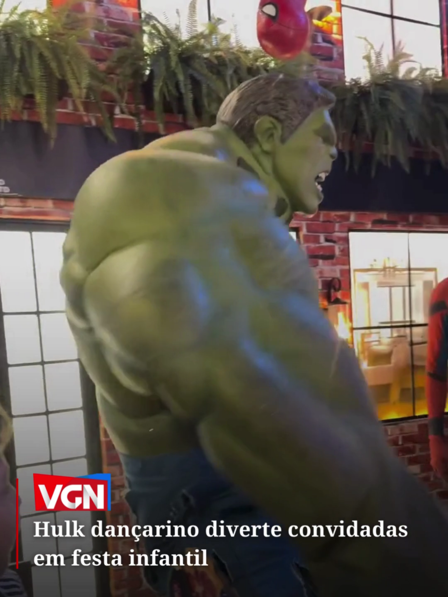 No vídeo gravado, o herói da Marvel mostra todo o rebolado para os convidados. #vgnoticias #festainfantil #hulkdançarino