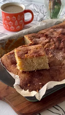 Buenas tardes!! Nunca falla, siempre sale tierna, jugosa, deliciosa y con sabor a hogar. No he grabado video porque la receta de la COCA DE LLANDA, es de las más reproducidas en mi canal de YouTube, tenéis versión de manzana, calabaza y hasta de Cola Cao. Si vais a mi Canal El Pucherete de Mari y ponéis Coca os saldrán todas  las recetas. Aún así como sé que mucha gente considera un gran esfuerzo y sacrificio dar este paso, aunque me duela… os pongo los ingredientes con la variación de hoy y el proceso. Va por ustedes 💁‍♀️ INGREDIENTES: ▪️ 500 g de harina: 300 g común + 200 g integral ▪️ 250 ml de aceite de oliva suave ▪️ La ralladura de 1 limón + el zumo de medio  ▪️ 3 huevos tamaño L ▪️ 3 sobres dobles de gaseosas o 15 g de levadura de repostería ▪️ 2 yogures griegos + leche hasta llegar a 500 ml ▪️ 275 g de azúcar ▪️ Azúcar + Canela para cubrir la masa, ha de quedar una costra 👉🏻 Molde rectangular de 32 x 22 cm y papel de horno PROCEDER: (todo a mano 🖐🏻) ▪️ Batir huevos con el azúcar, después añadir el aceite y a continuación el yogur con la leche. Mezclar bien ▪️ Echar la harina y mezclar con espátula muy bien sin que queden grumos. ▪️ Después incorporar la ralladura de limón, las gaseosas, el zumo de medio limón y las manzanas peladas y cortadas en trocitos pequeños. ▪️ Una vez todo bien mezclado verter en el molde forrado con papel. 💡 TRUQUI: arrúgalo y humedécelo bajo el grifo, después verás que bien se acopla en la bandeja. ▪️ Echa el azúcar y canela reservado por toda la superficie, ha de quedar una costra, esto a mi me encantaba de niña, bueno y ahora también 🤣 y al horno. 🔥  Precalentantar y hornear durante 35 min. a 200º C Espero que la disfrutes, yo como es muy grande, la corto en raciones y la congelo y luego esta como recién hecha. Si quieres apoyar mi trabajo, déjame un ❤️ comparte#compartee guapis  y guárdate este post para tener siempre la receta y hacerla cuando quieras. 🥰 Os mando un besazo enorme mis guapis 🩷 #coca #cocadellanda #cocavalenciana #bizcocho 