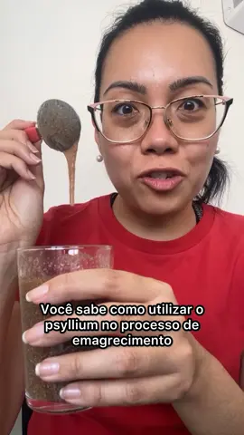 Você sabia que o psyllium pode ser um grande aliado no seu processo de emagrecimento? 🌿  Esse tipo de fibra solúvel ajuda a aumentar a sensação de saciedade, regula o intestino, controla o açúcar no sangue e até contribui para a redução do colesterol! 💪✨ Ao formar um gel no estômago, o psyllium mantém a fome sob controle por mais tempo, além de evitar picos de glicose, o que é essencial para acelerar o metabolismo e facilitar a queima de gordura.  E o melhor: ele pode ser incorporado facilmente na sua alimentação diária, em sucos, vitaminas e até em receitas de pães e bolos! 🥤🍞 💬 Você já usou o psyllium na sua alimentação? Conta aqui nos comentários como tem sido a sua experiência! #EmagrecimentoSaudável #Psyllium #DicasDeEmagrecimento #FibraNatural #MetabolismoAcelerado #IntestinoSaudável #PerdaDePeso #MenopausaSaudável #AlimentaçãoConsciente #FibrasParaEmagrecer #VidaSaudável #DicasNutricionais #NutriçãoEEquilíbrio 