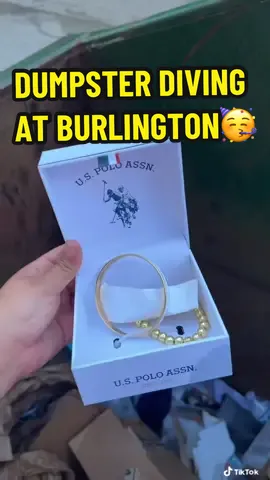 Dumpster Diving at Burlington🥳🥳🥳 #dumpsterdive #dumpsterdiver #dumpsterdiving #usa #burlington #burlingtonfinds #dumpsterdivers #greatfinds 