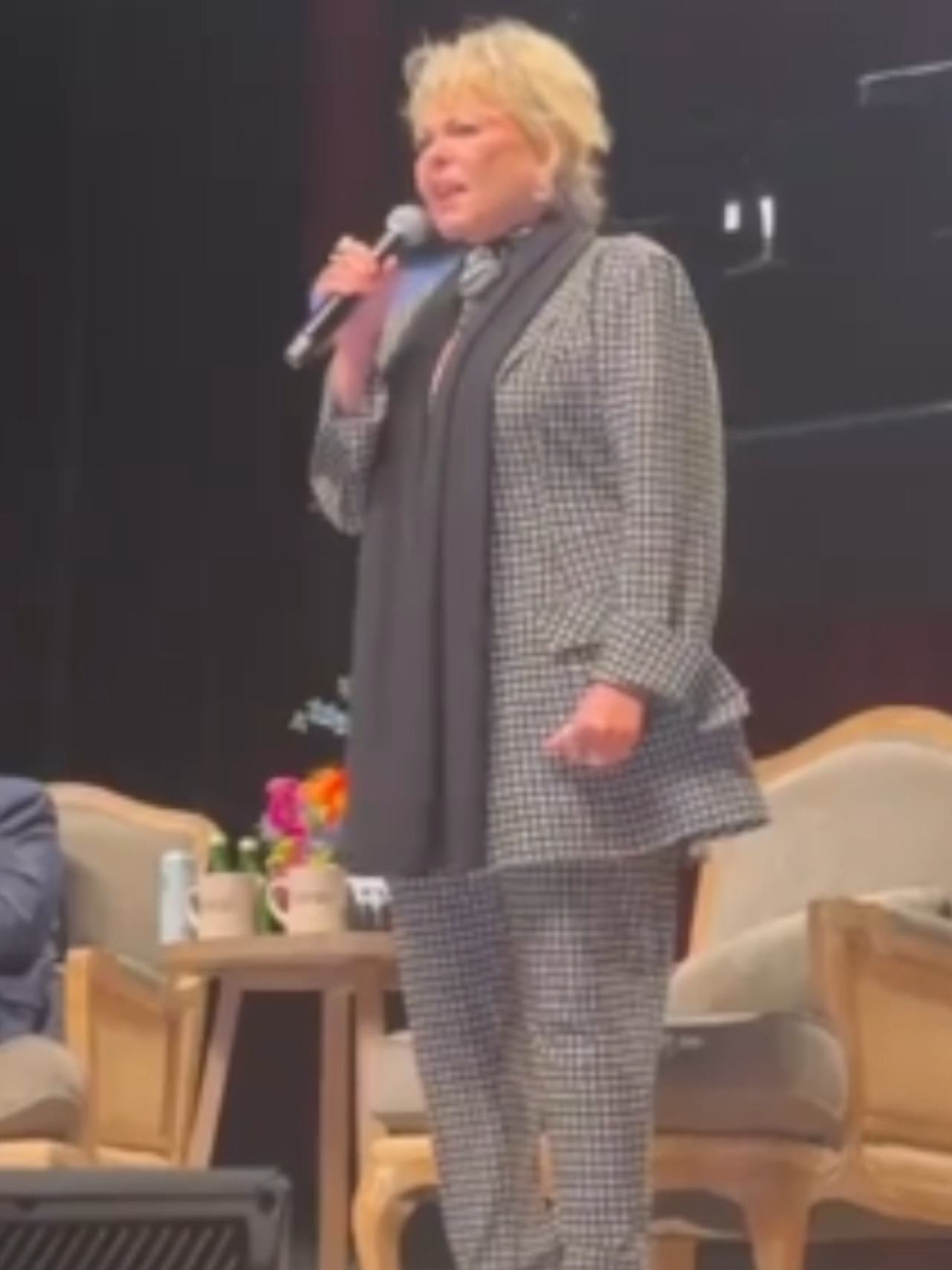 Roseanne screams like lunatic at deranged Tucker Carlson event #davidpakman