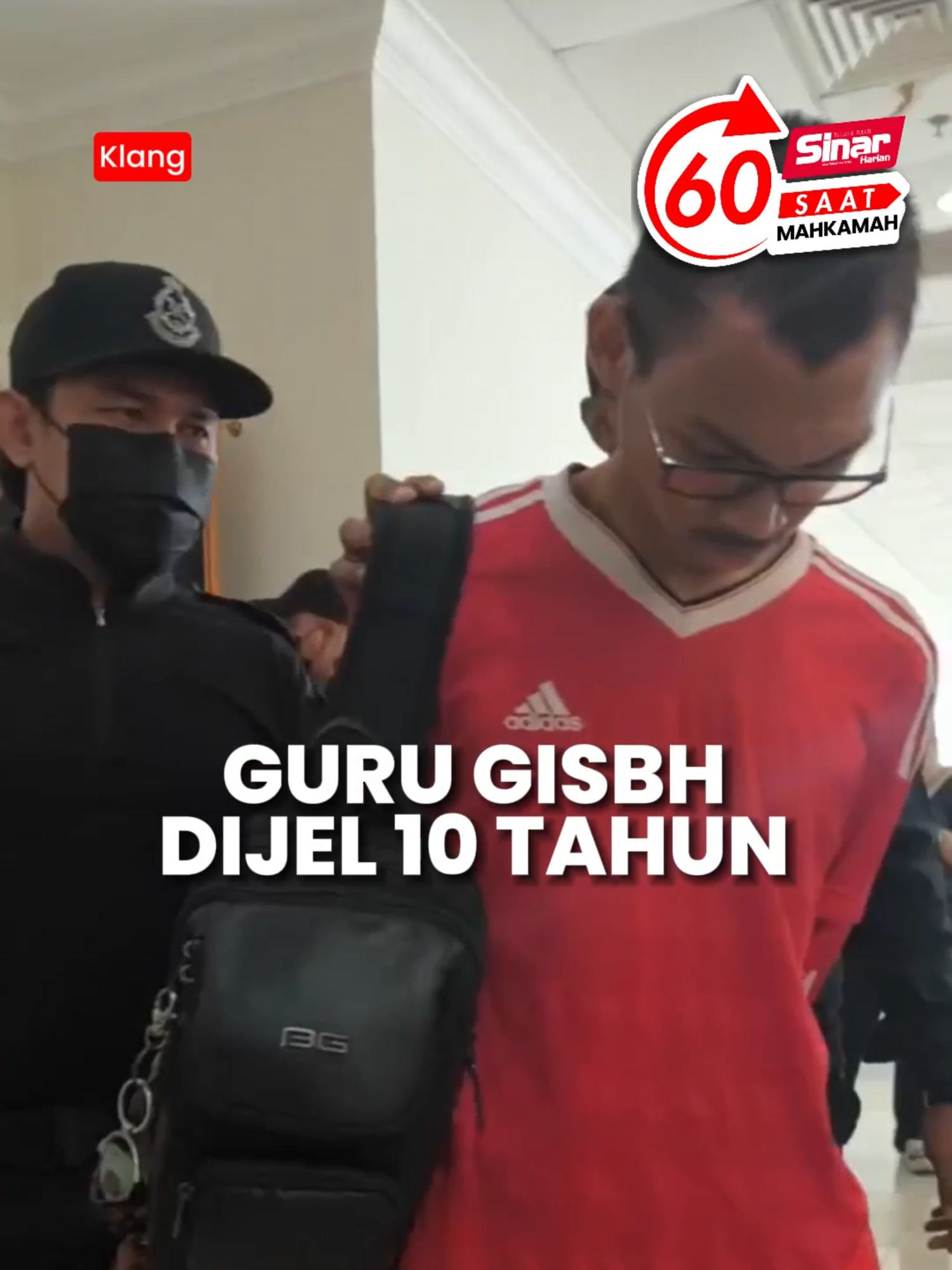 Guru GISBH dijel 10 tahun Tindakan seorang guru menekan dada murid menggunakan lutut dan merotan tiga kanak-kanak di sebuah pusat pendidikan dan kebajikan GISB Holdings Sdn Bhd (GISBH), mengundang padah apabila Mahkamah Sesyen Klang pada Khamis, menjatuhinya hukuman penjara selama 10 tahun. Muhammad Barur Rahim Hisam, 23, yang memakai baju T berwarna merah dikenakan hukuman terbabit selepas mengaku bersalah atas empat pertuduhan yang dibaca di hadapan Hakim, Noridah Adam. #SinarHarian #60Saat #GISBH #mahkamahkeluarga