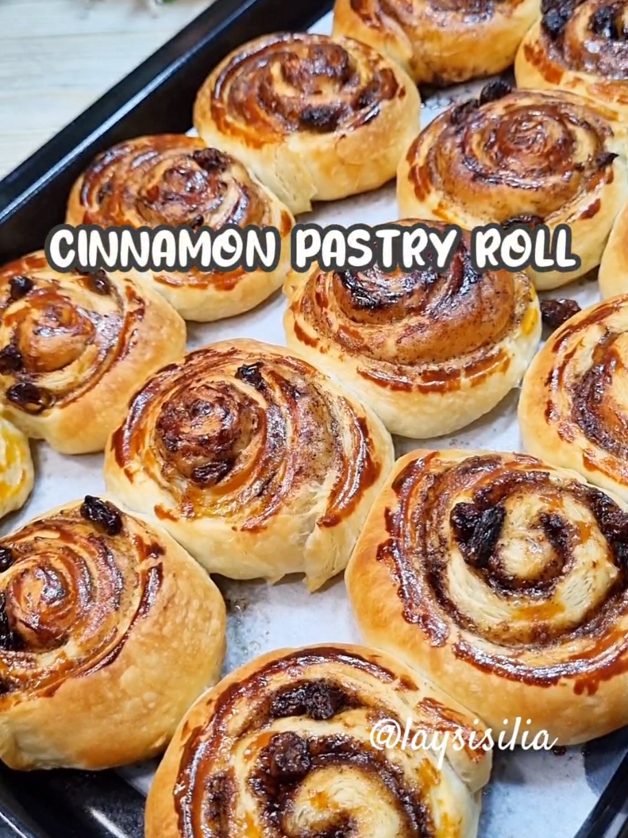 Serupa tapi tak sama antara Danish Pastry dan Puff Pastry... Yang aku bikin ini pake Danish Pastry dan wajib di diamkan dulu supaya mengembang karena adonan pastry nya mengandung ragi.. Luarnya crunchy dalemnya sedikit padat Dimakan anget2 enakk banget dalemnya moist2 gituu dan luar nya flaky 🥰 . Kalo Puff Pastry tidak perlu di proofing dan bisa langsung di panggang aja krn di adonan Pastry nya tidak mengandung ragi... Luar dalem crunchy.. . Untuk potong aku pake benang jahit, lebih mudah dan lebih rapi dari potong pake piso sih kalo menurutku .. . . CINNAMON PASTRY ROLL @laysisilia . Bahan : 2 lbr Danish Pastry Instan  Kismis Kuning telur utk olesan . OLESAN CINNAMON : 50 gr brown sugar 40 gr butter 2 sdt kayu manis bubuk . Adonan yg sdh dibentuk di proofing 2 jam an,  Lalu panggang oven 200’c api atas-bawah 10-12 menit . #olahanpastry #olahandanishpastry #danishpastry #cinnamonroll #cinnamonpastryrolls 