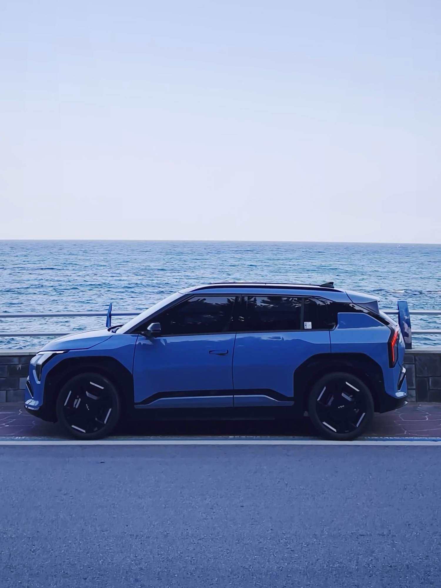 Capturing the beauty of the blue sky, ocean, and the Kia EV3 all in one frame. 🩵 #HMGDriveVlog #Kia #EV3 #EV #SUV #Ocean #Drive