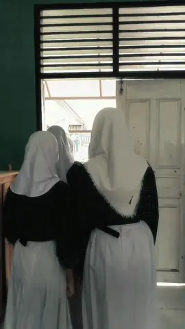 #trendingvideo #fypp #lewatberanda #moots? #viraltiktok #fouryou #capcut#sekolah 