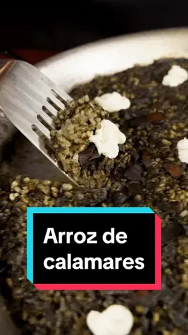 🦑 Arroz de calamares  🙌 Si te apetece un buen arroz pero necesitas una receta fácil y sencilla, este es tu video  ⬇️ INGREDIENTES  • 390 gr de arroz • ⁠3 latas de calamares en su tinta • ⁠850 ml de caldo de pescado 👇 ¿Con qué otras latas lo harías?