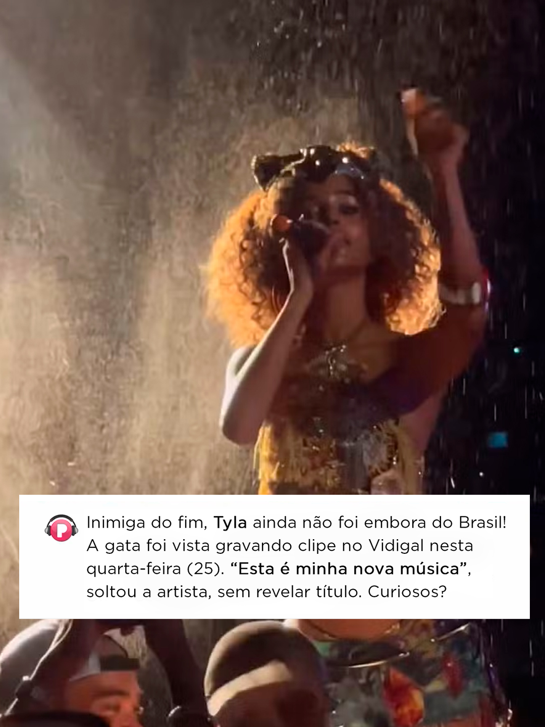 >> siga @popline para acompanhar tudo sobre cultura pop << Logo após seu show no #RockInRio, #Tyla fez o caminho de casa como todo artista estrangeiro, certo? ERRADO! Determinada a ganhar um CPF pra chamar de seu, a gata ainda está no Rio de Janeiro e brotou no Vidigal na noite desta quarta (25) pra gravar clipe! Perfeita, né não? Imagens: alinemaiadance / Reprodução (IG) / Natália Rampinelli - AgNews