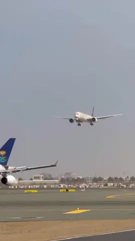 Soudia airlines landing 🥰#airport #unfrezzmyaccount #100klikes #jaddah 