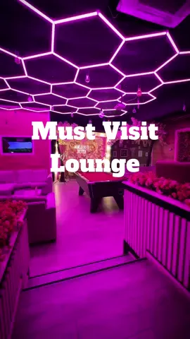 Step into the vibe at 🩷Pin𝐤 𝐋𝕖๓Ỗภ𝓪𝓭ｅ🍋 Lounge, where the weekend starts early! 🎱✨  With comfy seating, a stunning backdrop, and everything set for a perfect night – drinks, food, and shisha are all waiting. Come unwind and let the good times roll!
