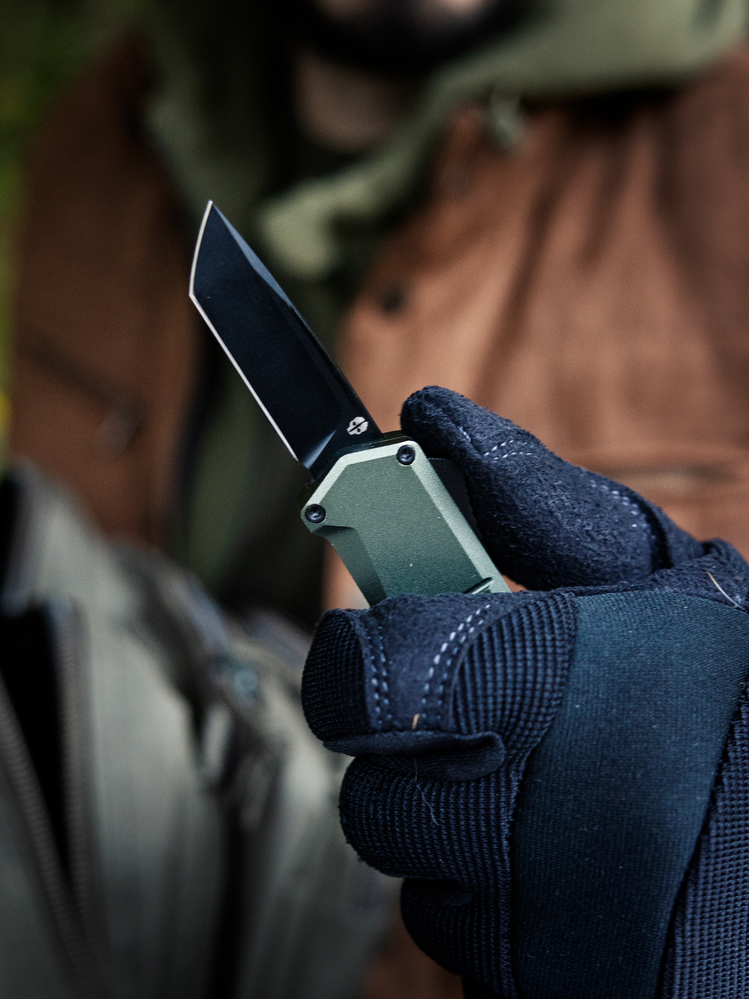 Cutting through rope or taking on your daily grind, the A2 Badger in OD Green Aluminum with a black tanto D2 titanium-coated blade has you covered. California legal and built for serious work in a sleek, compact design. #tekto #tektoknives #knife #automatic #californialegal #edc #everydaycarry #tactical