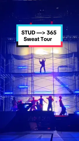 Troye Sivan performing “STUD” into “365” with Charli XCX on SWEAT tour in Philly 📍 #charlixcx #troyesivan #sweattour #brat 