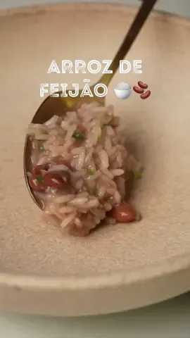ARROZ DE FEIJÃO 🍚🫘 - Uma das receitas mais pedidas por vocês, finalmente chegou.🥰 Agora quero saber quem vai fazer este acompanhamento bem português e eu talvez partilhe os ingredientes contigo.😌😅 E agora? Agora é a tua vez!!!😏🫵 - - - - - #ochefemtuacasa #qchef #receitas #mercadaonacozinha #mercadao_pt #mercadao #arrozdefeijão 
