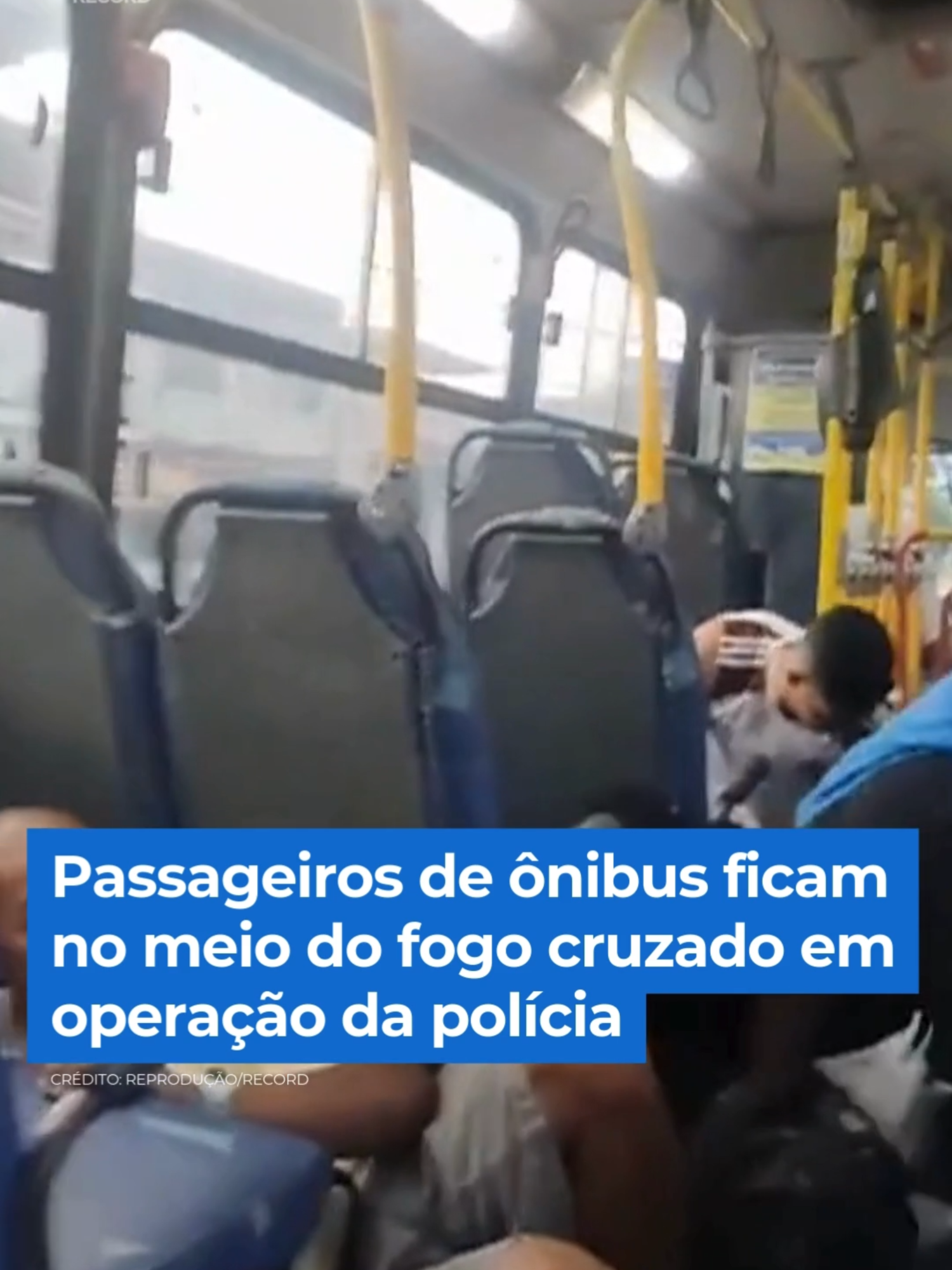 Passageiros de um ônibus ficam no meio do fogo cruzado em uma operação da polícia militar no Rio de Janeiro. Os agentes foram recebidos com tiros pelos traficantes que dominam uma comunidade e por causa do tiroteio, várias escolas interromperam as aulas. Confira os flagrantes do #BalançoGeral em PlayPlus.com