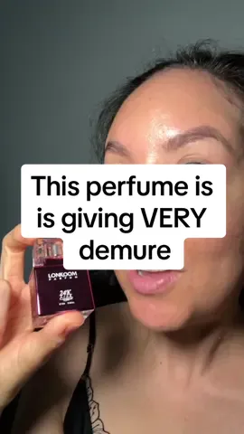 Smell very demure, very cutesy, very mindful with Lonkoom 24k pure pink perfume. It smells so lovely! #perfume #fragrance #womensperfume #24kpinkperfume #lonkoomperfume #lonkoom24kpurepink #lonkoom 