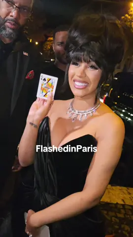 A french magician does a magic trick to Cardi B in Paris during the fashion week. #cardiB #schiaparelli #magictrick #celebrity #paris 