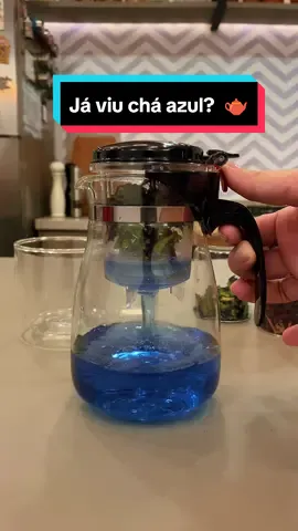 Amantes de chá vão adorar essa chaleira! 💙✨ O bule de vidro transparente é um charme à parte: além de destacar a cor e a beleza do chá, ele não acumula resíduos nem cheiro. Com capacidade de 900ml,  ninguém vai ficar sem chá. #TemNoMagalu.  Código: dj97ajh4ed