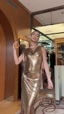 Bonjour amigassss 🐆📀⭐️ un día más, un outfit icónico de @rabanne días de mucho contenido soñado por París, amamossss! 😮‍💨🤌🏻✨ @First 💿 #MillionGoldForHer 