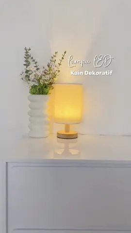 Lampu LED dari kain dekoratif, detail kain nya cantikkk bangett, bikin ruangan makin aesthetic 🫶✨🤏 @ເມ ມາລສາ  #lampu #lampuled #lamputidur #lampukain #lampumeja #lampudesk