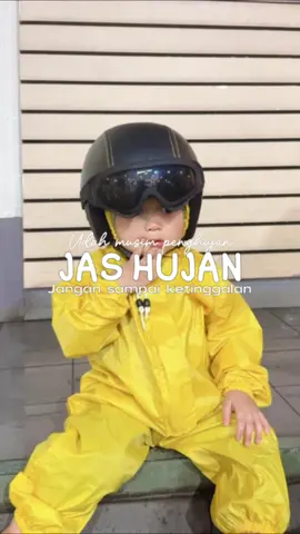 Wajib punya nih bun, terlebih sekarang udah masuk musim penghujan.. Jangan lupa pake helm nya juga yaa.. Cek keranjang kuning🥰 #jashujan #helmanak #mantelanak #helmanakbogo #helmpororo #jashujanjumpsuit #fyp  