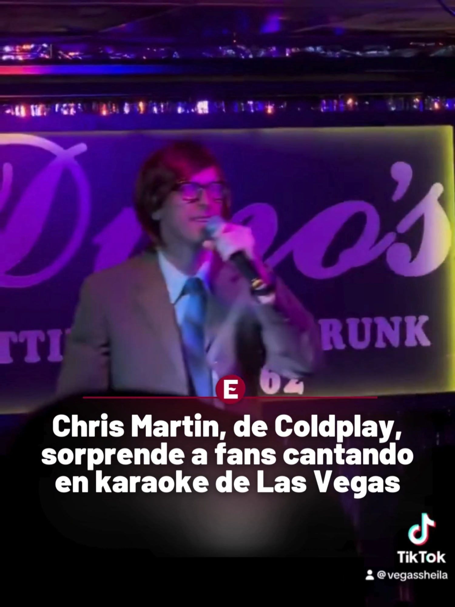 🎶🎤💙 El vocalista de #Coldplay, Chris Martin, sorprendió en un karaoke en Las Vegas al aparecer disfrazado y cantar lo que sería una nueva canción de la banda. . . . #ExcélsiorDigital #Viral