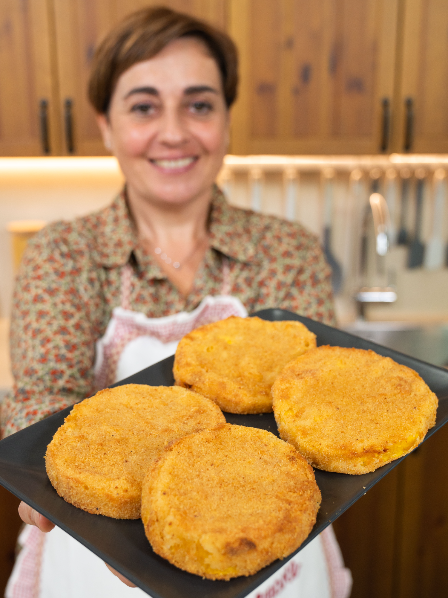 COTOLETTE DI ZUCCA  Una ricetta semplicissima e veloce perfetta per portare in tavola la zucca in modo sfizioso e originale! INGREDIENTI  600 g zucca Butternut o altra varietà 2 uova 150 g pangrattato 2 cucchiai formaggio grattugiato farina q.b. olio d'oliva q.b. pepe q.b. sale fino q.b. PROCEDIMENTO Per prima cosa ricaviamo dalla zucca 4 fette spesse circa 1,5 cm. Eliminiamo la buccia da ogni fetta. Saliamo le fette di zucca e sistemiamole una sopra l’altra, così si insaporiscono meglio da entrambi i lati. Passiamo alla panatura: prepariamo tre piatti mettendo in uno la farina, in un altro sbattiamo le uova con un pizzico di sale e nell’ultimo mettiamo il pangrattato. Al pangrattato aggiungiamo il formaggio grattugiato e un pizzico di pepe e diamo una mescolata con le mani. Prendiamo il cestello della friggitrice ad aria e mettiamo sul fondo un foglio di carta forno, dopodiché iniziamo a panare le fette di zucca, passandole innanzitutto nella farina. Passiamole ora nell’uovo, bagnandole su tutti i lati. Infine, ricopriamole bene con il pangrattato. Una volta panate, sistemiamole man mano nel cestello della friggitrice ad aria. Condiamole nebulizzandole con un po’ di olio d’oliva spray (ma se non l’abbiamo versiamo semplicemente un filo d’olio). Inseriamo il cestello e cuociamo a 190 °C per 20 minuti, girando le fette a metà cottura e condendole nuovamente con un po’ di olio. Ed ecco pronte le nostre cotolette di zucca in friggitrice ad aria, semplicissime e sfiziose! #cotolettedizucca #cotolette #friggitriceadaria #recipe #ricettafacile #benedettarossi #fattoincasadabenedetta #cucinaitaliana