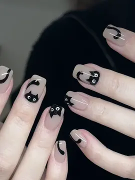 🎃 Get into the Halloween spirit starting from your fingertips! This black cat-themed nail design is the perfect choice for Halloween 🐈‍⬛. With a nude base paired with mysterious black cats and curved lines, it’s subtle yet full of spooky vibes 🖤, as if little cats might jump out from the shadows at any moment 👀. If you‘re into this cute yet slightly eerie style, give it a try and add a playful touch of mystery to your Halloween look 🧙‍♀️🎃! 📍 Suite 73/47 Neridah St, Chatswood 2067 ▫️mon-sun 10am-7pm  Booking link in bio!  #HalloweenNails #CatNailArt #BlackCatNails #FestiveNails #FallWinterNails #PlayfulNailArt #HalloweenVibes #cuteandspooky #sydneyaustralia #nails #nailart #nailsnailsnails #naildesign #naildesigns #nailporn #naillove #nailjunkie #nailsoftheday