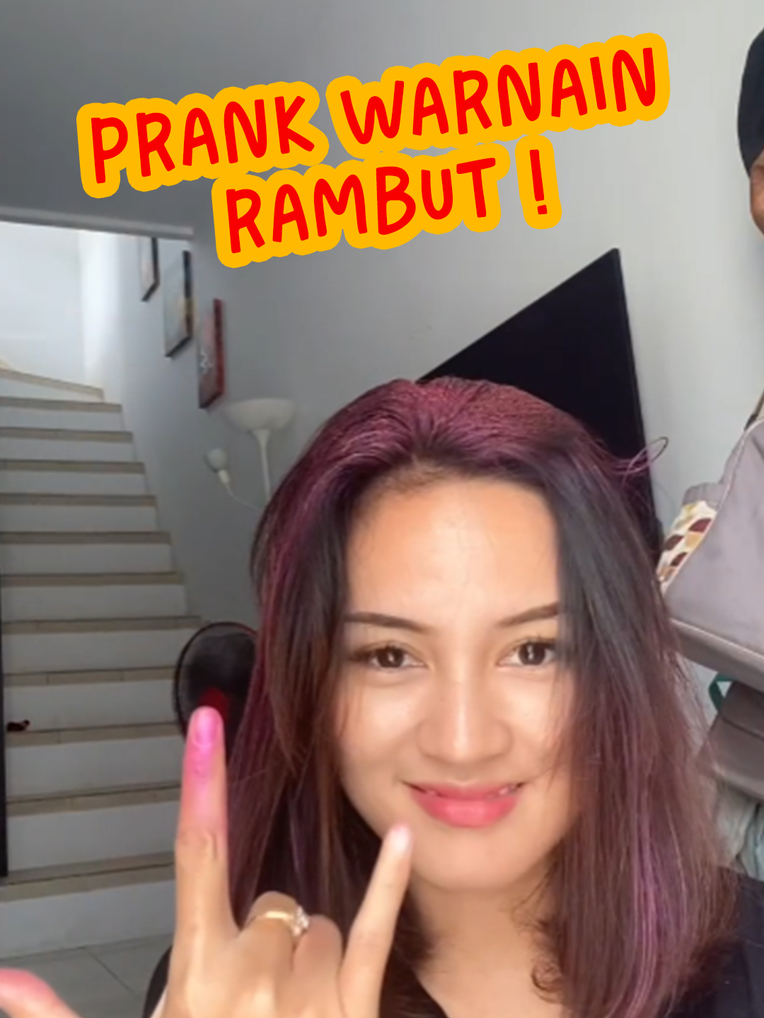 Prank warnain rambut #salsacosmetic #haircolorspray #piloxrambut