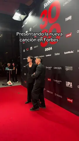 Presentando la nueva cancion en Forbes 