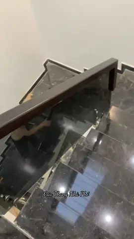 Mẫu cầu thang kính xám khói tay vịn gỗ lim nam phi sơn đen đang xu huớng hiện tại thiết kế nổi bật hiện đại không gian nhà bạn ! #nghechuchot #cauthangkinhamsan #cauthang #cauthangxuongca #cauthangdep #cauthangsatnghethuat #cauthangxoanoc #cauthanghot #cauthangsat #xuhuongtiktok #hot #viettriphutho #viettriphutho #saledauthang #vinhyen #noithatdep #nhadephaiduong #nhadephungyen #nhadephaiphong #nhadepninhbinh #nhadep #bacgiangngaynay #moinhathomnay #xuhuongtiktok #moinhat #cauthangkinhxamkhoi #hottrend #nhamoidep #haiduong #xuhuong2024 #hot #lebaobinh #quanglinhvlog 