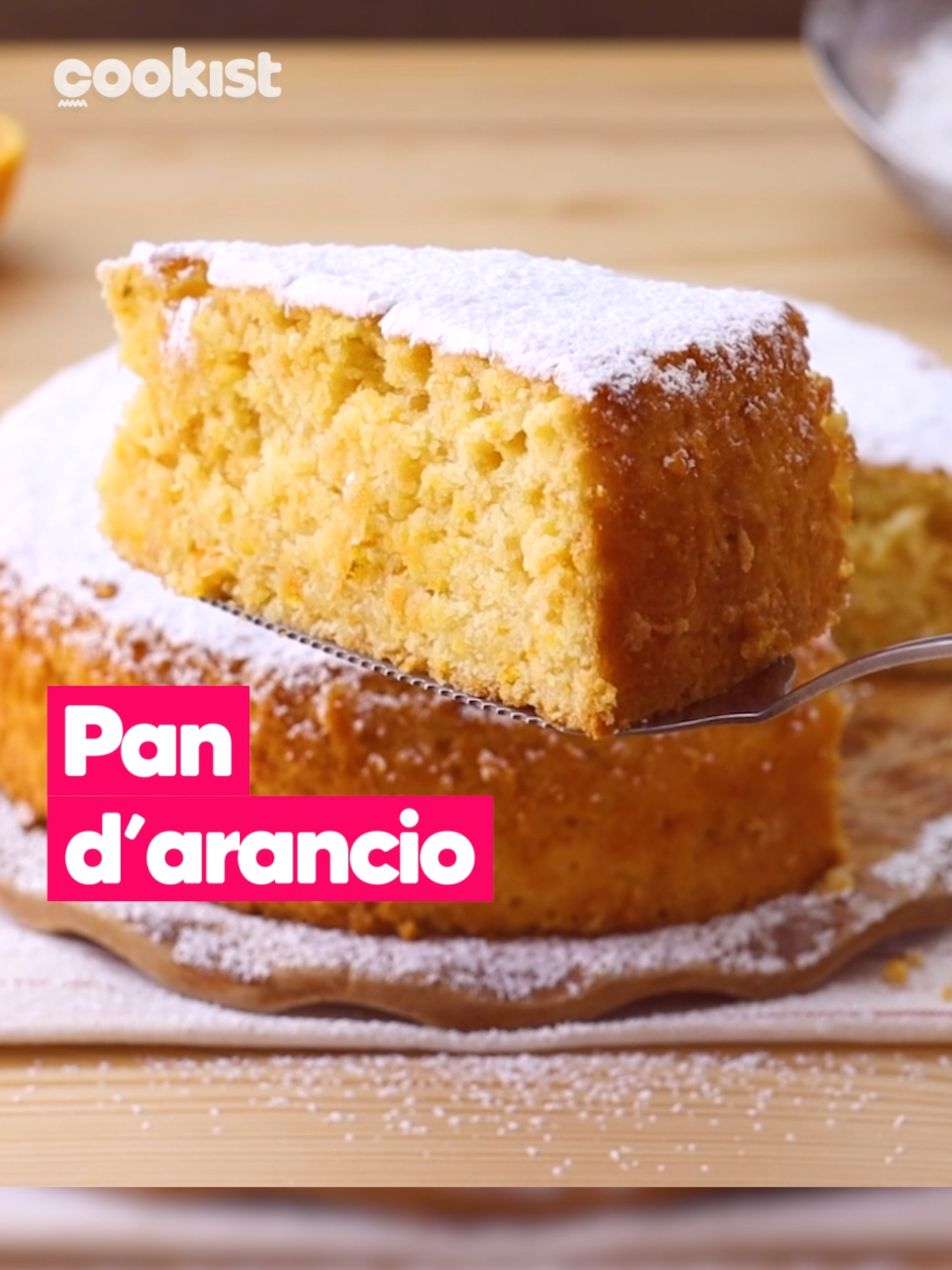 🍊PAN D’ARANCIO🍊 È la torta più profumata e soffice che ci sia!🥰 Non perderti la ricetta: 👉INGREDIENTI 400g di arance a pezzetti 50ml di latte 100ml di olio di semi (io di girasole) 3 uova 200g di zucchero 200g di farina 00 50g di fecola di patate 2 cucchiaini di lievito per dolci 👉PREPARAZIONE 1. Taglia le arance a pezzetti utilizzando tagliere e coltello. 2. Versa in un mixer le arance a pezzetti, l’olio di semi ed il latte, frulla il tutto fino ad ottenere un composto omogeneo. 3. Aggiungi le uova e lo zucchero, mescola nuovamente fino a completo assorbimento. 4. Aggiungi la farina, la fecola di patate ed il lievito per dolci, mescolare nuovamente fino ad ottenere un composto privo di grumi. 5. Versa il composto in una tortiera dl diametro di 20cm precedentemente foderata con carta forno. 6. Cuoci a 180°C per circa 50 minuti. #cookist #pandarancio #tortaallarancia #tortasofficeallarancia #tortaallarancia