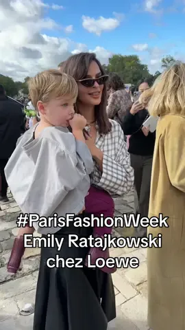 #Emrata arrive au défilé #Loewe printemps-été 2025  accompagnée de son fils !  📹 : @enzoply  #emilyratajkowski #voguefrance #pfw #parisfashionweek #ss25 #TikTokFashion  