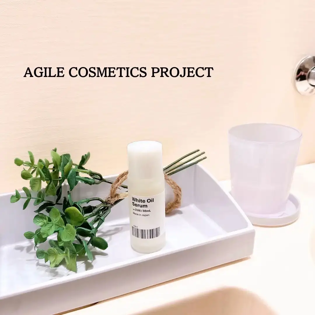 #PR 【AGILE COSMETICS PROJECT】 「白いオイル」 @agile_cosmetics_project これ1本で、 美容液・乳液・クリームを重ねたような もっちりとしたツヤ肌へ導いてくれる 「白いオイル」 その秘密は？ 水分（美容液）と油分（植物オイル）が 黄金比で配合されているから。 オイルと思えないくらいサッパリしっとり使用感で サラッとなじみやすいのは 水分と油分のバランスが絶妙配合だから。 ベルガモット精油がベースとなった香りで 心まで満たされていく感覚。（香料不使用） 肌をいたわる7つのフリー処方も嬉しい。 （シリコン、パラベン、エタノール、鉱物油、石油系界面活性剤、合成着色料、合成香料不使用） 肌を明るく＊2導く成分→「ビタミンC誘導体＊1」 素肌色を生かした自然な明るさ＊2→「ビタヤ果実エキス＊3」 そこにしっとり感を閉じ込める 8種類の植物オイルがは豪されているんです。 なので、 これ1本で美容液から乳液をつけてクリームで 蓋をしたような感覚になる使用感。 今だけ、白いオイルのお試しサイズ（14mL）を 50%OFFの1,620円（税込）で発売中！！ （＊1 ３－Ｏ－エチルアスコルビン酸（整肌成分）） （＊2 保湿による） （＊3 保湿成分） #PR #白いオイル #アジャイルコスメ #シンプルケア #スキンケア #時短美容 #ママ美容