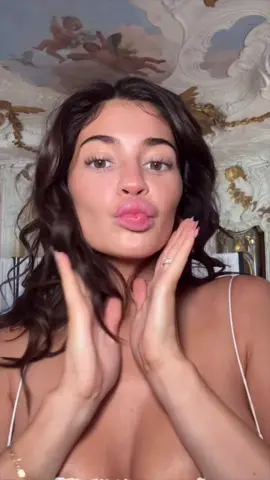 @kyliejenner aplicándose la nueva base skin tint☁️. ¡Tu puedes hacer lo mismo si corres a Douglas! Tono 5N. #douglasespaña #letsdobeautiful #KylieCosmetics #SkinTintBlurringElixir #kyliejenner #makeup #skintint