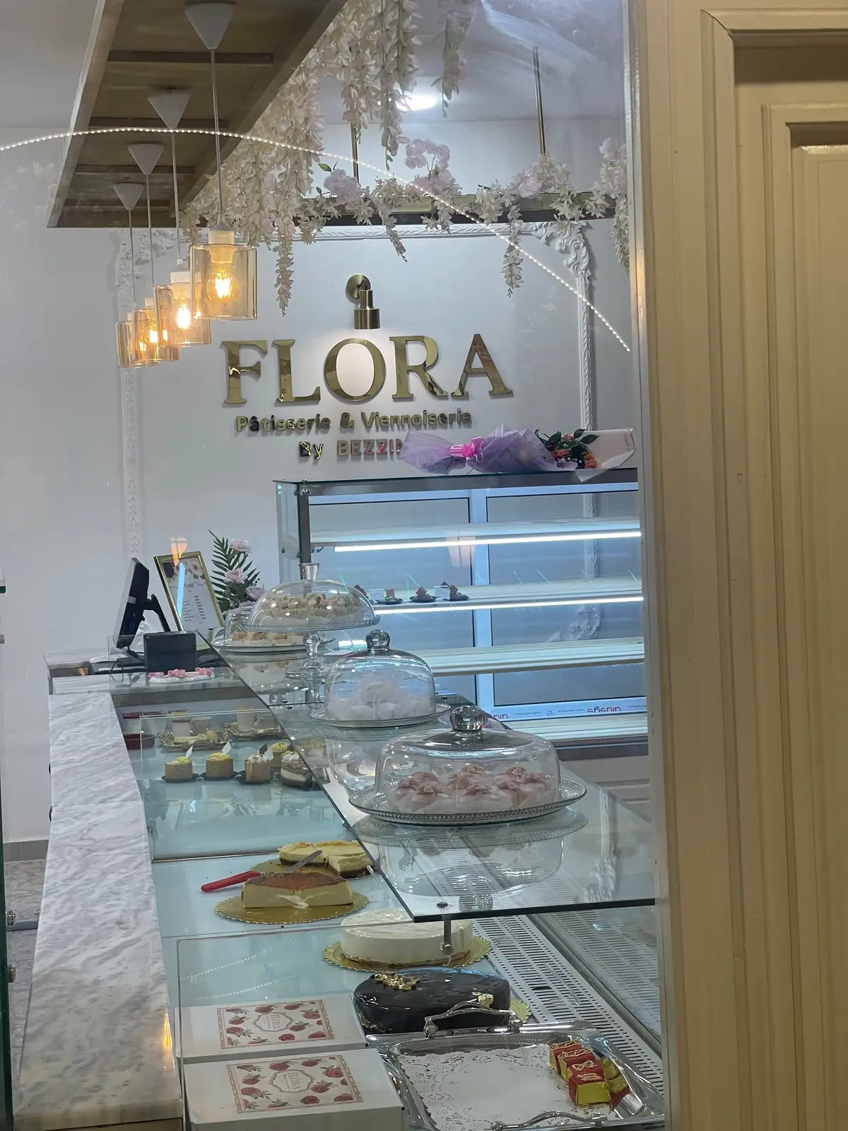 Vintage and floral vibes✨ welcome to FLORA 🌸