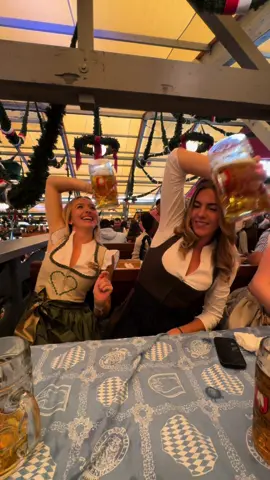 Maßkrug Challenge gemeistert 🎡 #munich #wiesn #oktoberfest #fyp #foryoupage #wiesn2024 #challenge #dirndl #OOTD 