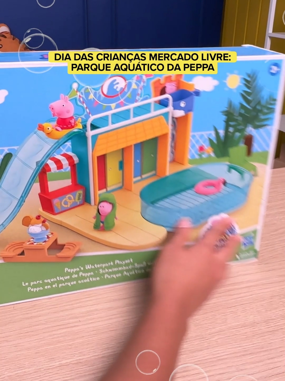 Tem alguém aí que ama Peppa Pig? Fica a dica de presente no precinho para o Dia das Crianças #AchadinhosMercadoLivre #DiaDasCriançasMercadoLivre #DescriçãoDaImagem O vídeo começa mostrando sobre uma bancada a casinha da Peppa Pig, onde há um elevador de tubarão, um tobogã, uma área com espreguiçadeira e uma piscina cheia de água com Peppa Pig e um colega dentro, com bóias de flamingo e de pato. Tudo é muito colorido e divertido. Aparece escrito “Dia das Crianças Mercado Livre - Parque Aquático da Peppa”. As mãos de uma pessoa aparecem então manipulando a caixa do parque aquático, apontando para todos os desenhos que indicam o que há dentro. Ela tira as peças de dentro, mostra novamente a caixa e, quando tira a caixa de cena, aparece o parque já montado sobre a bancada. Com uma garrafa de água as mãos enchem a piscina e brincam com o boneco da personagem, caminhando, dando um pulo e saltando para dentro da piscina, depois subindo o elevador da casinha, escorregando pelo tobogã e se vestindo com a roupinha de toalha. Aparece um botão rosa escrito “Compre no app”.