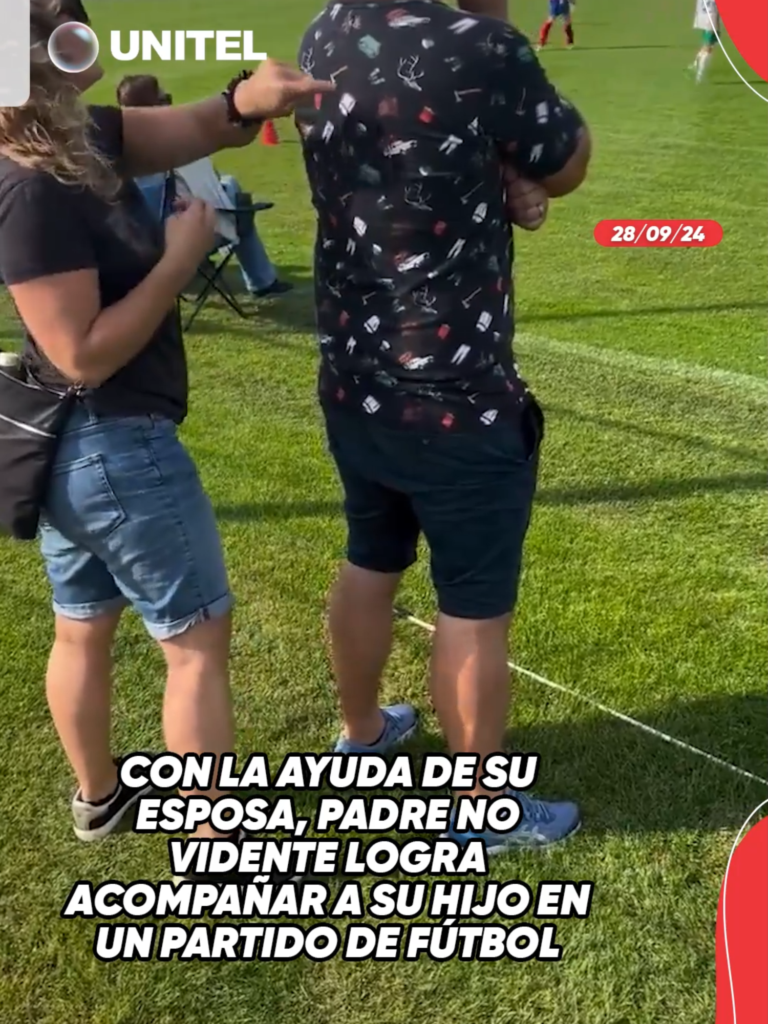 El amor supera las barreras. Así lo demuestra esta mujer que ayuda a su esposo no vidente a presenciar el partido de su hijo con la ayuda del sentido del tacto #esposos #amor #fútbol #familia #conmovedor #hijo #padre  #Unitel