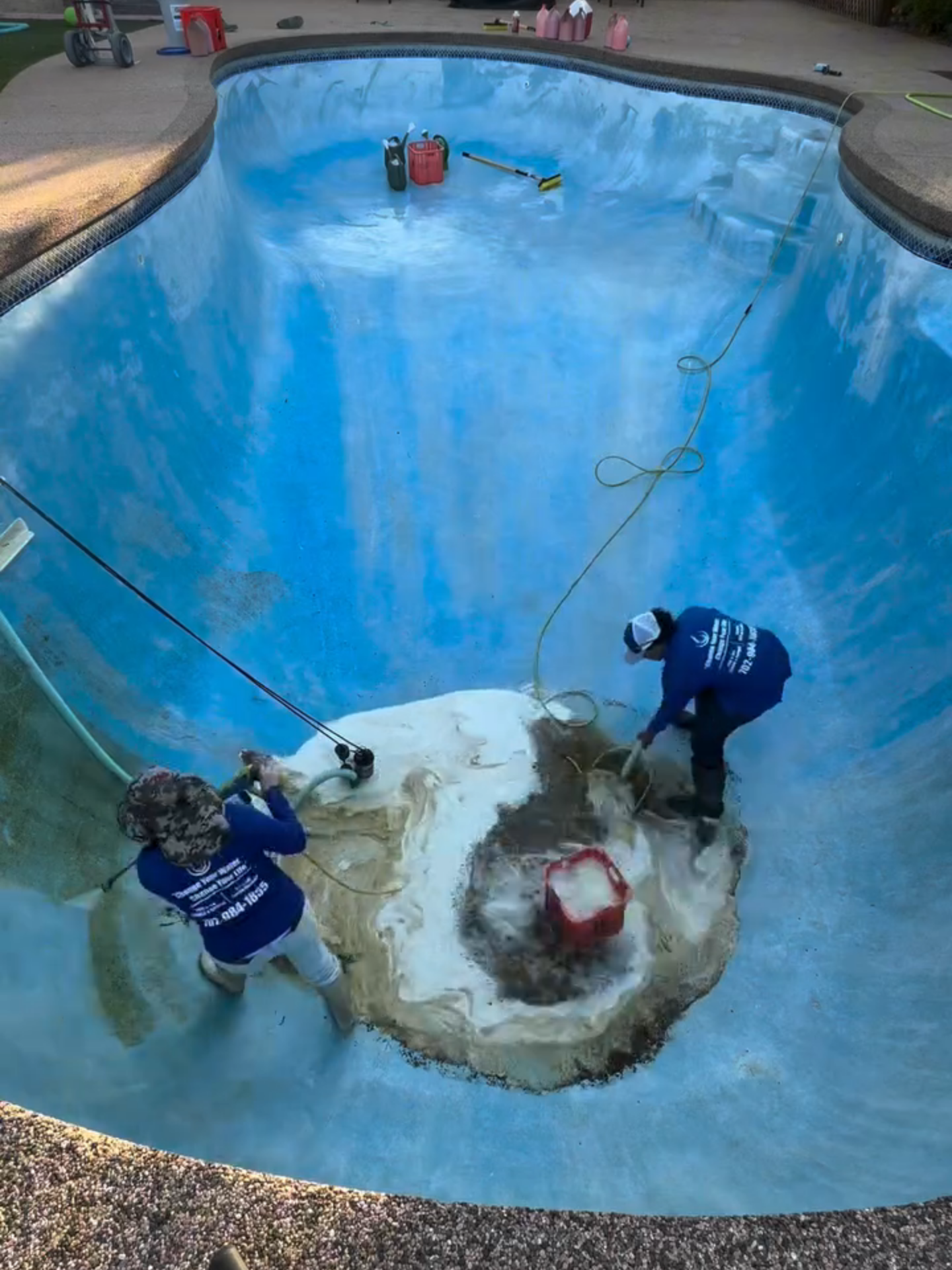 This pool is going from murky green to crystal blue! (IG🎥: @poolpapilasvegas) #Unreel #Extreme #Pool #Cleaning #Timelapse