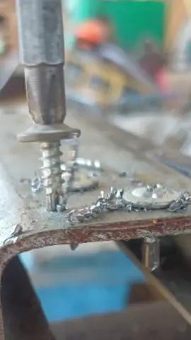 See how a self-drilling screw works#construcaocivil #engenharia #construction #serralheiro 