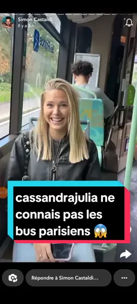cassandrajulia ne connais pas les bus parisiens trop drôle,  elle me tue 🤣😱#cassandrajulia #simoncastaldi #jaune #lesapprentischampions #bus #rouge #complicité #les50  #snapchat #foryou #w9 