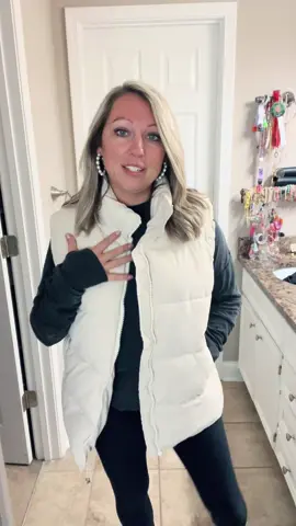 Perfect puffer! I have this in 2 colors and love it! #creatorsearchinsights #tiktokshopdealsforyoudays #tiktokshopblackfriday #puffervest #vest #puffer 