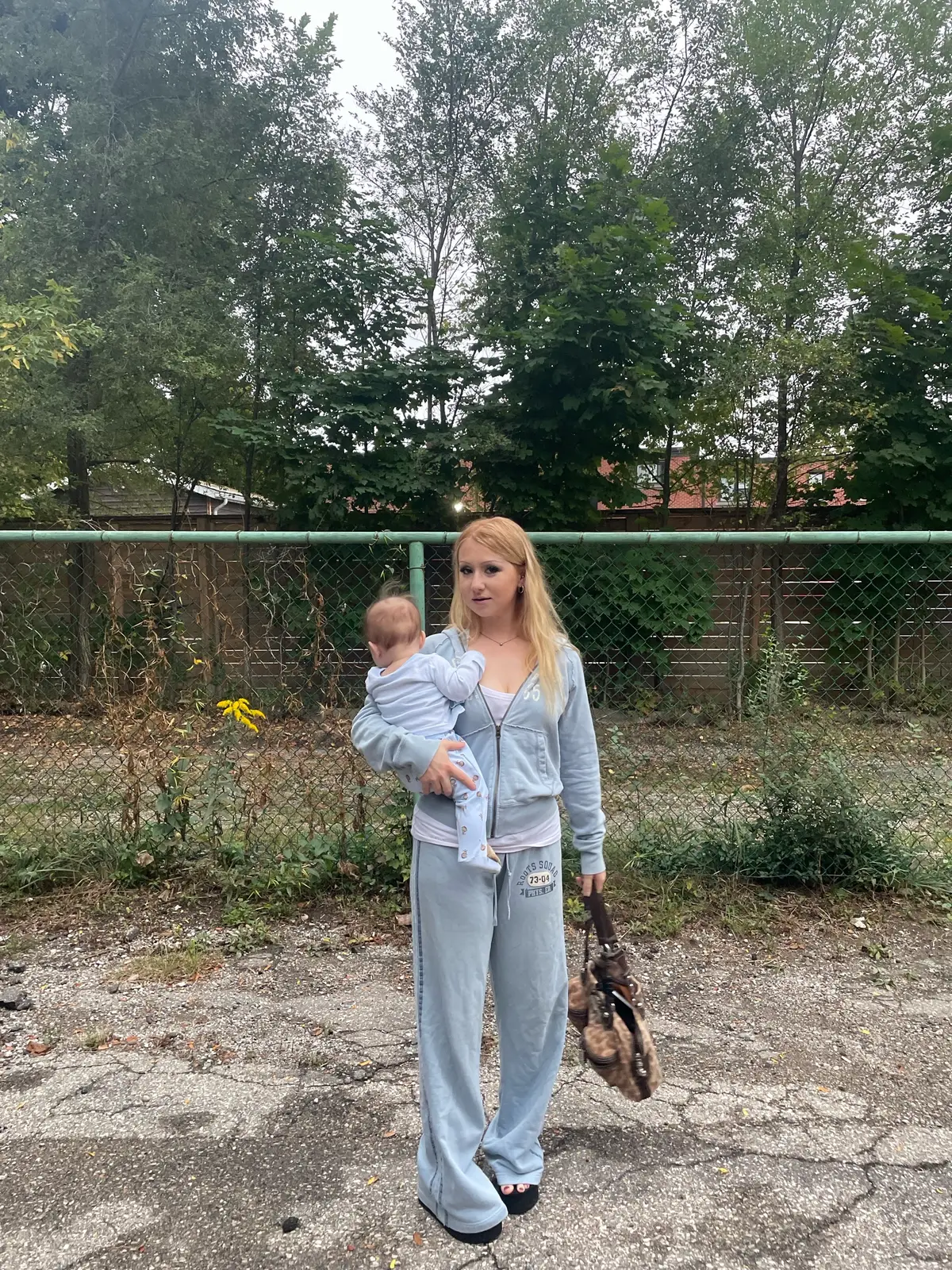 Ahh hes getting so big almost 6 months now 🤍 I post a bit more on my mama account @Sarah Chio if you wanna hang out ✨ #boymama #y2k #bluetracksuit #trashyy2k #nostalgic #newmama 