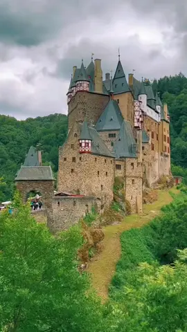 📍Burg Eltz Castle 🏰  #traveltheworldtogether #TravelMemories #travellifestyle #travel #tiktoktravel #travelling #traveltheworld #travelbucketlist #journey #travellover #lovetravel #traveltiktok #onthisday #travelgoals #germany #travelgermany #tiktokgermany 