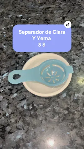 ¿Separar la clara de la yema sin ensuciarse las manos? ¿Eso es posible? ¡Por supuesto que siiii! 🥳 Separador de clara y yema disponible en Cuci por 3$ 💜 #cositascool #productosvirales #separadorclaras #cocinadivertida 
