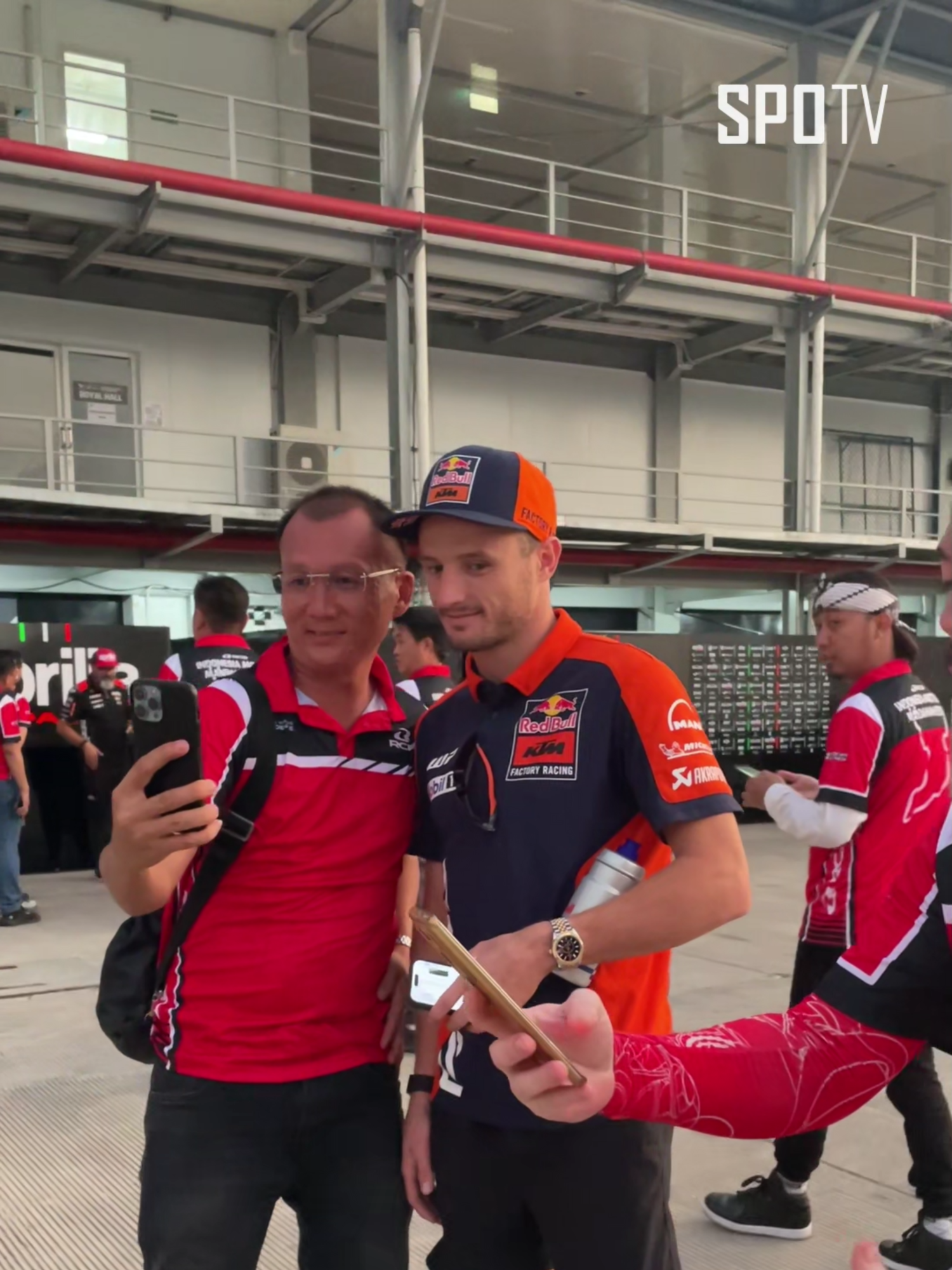 #MotoGP 🏍 - Keseruan para fans saat berfoto bareng bersama rider idolanya 🤩🤳 #IndonesianGP 🇮🇩 Saksikan Balap MotoGP™ di SPOTV NOW! Follow kami untuk konten EKSKLUSIF MotoGP™ lainnya! 🏍🏁 #SPOTV #SPOTVIndonesia #Motorsports #OlahragaTikTok #SportsonTikTok #SerunyaBalapan